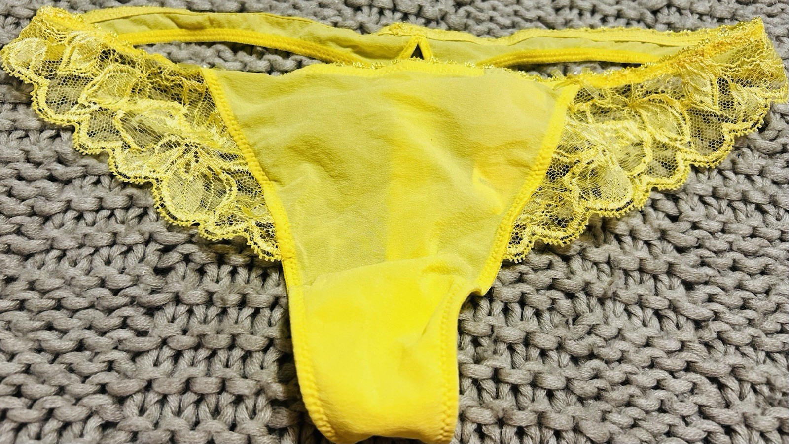 NWT Victoria’s Secret Yellow Lace With Pearl And Keyhole Detail Thong Size M