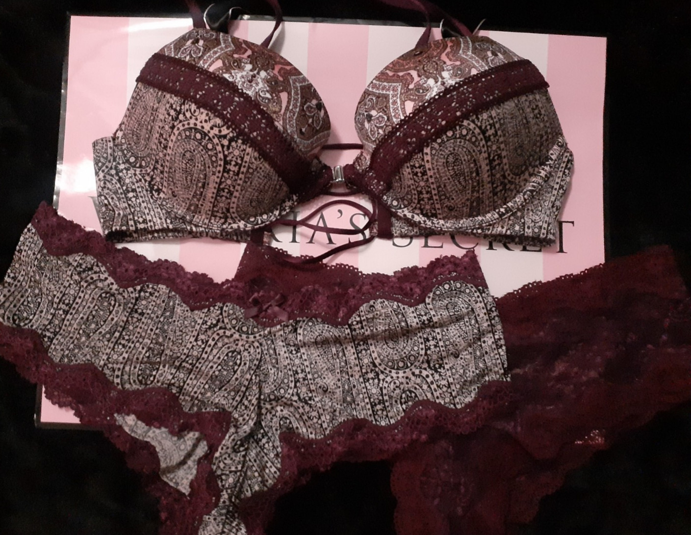 Victoria Secret Very Sexy Front Close Bra & 2 very sexy cheeky pantys