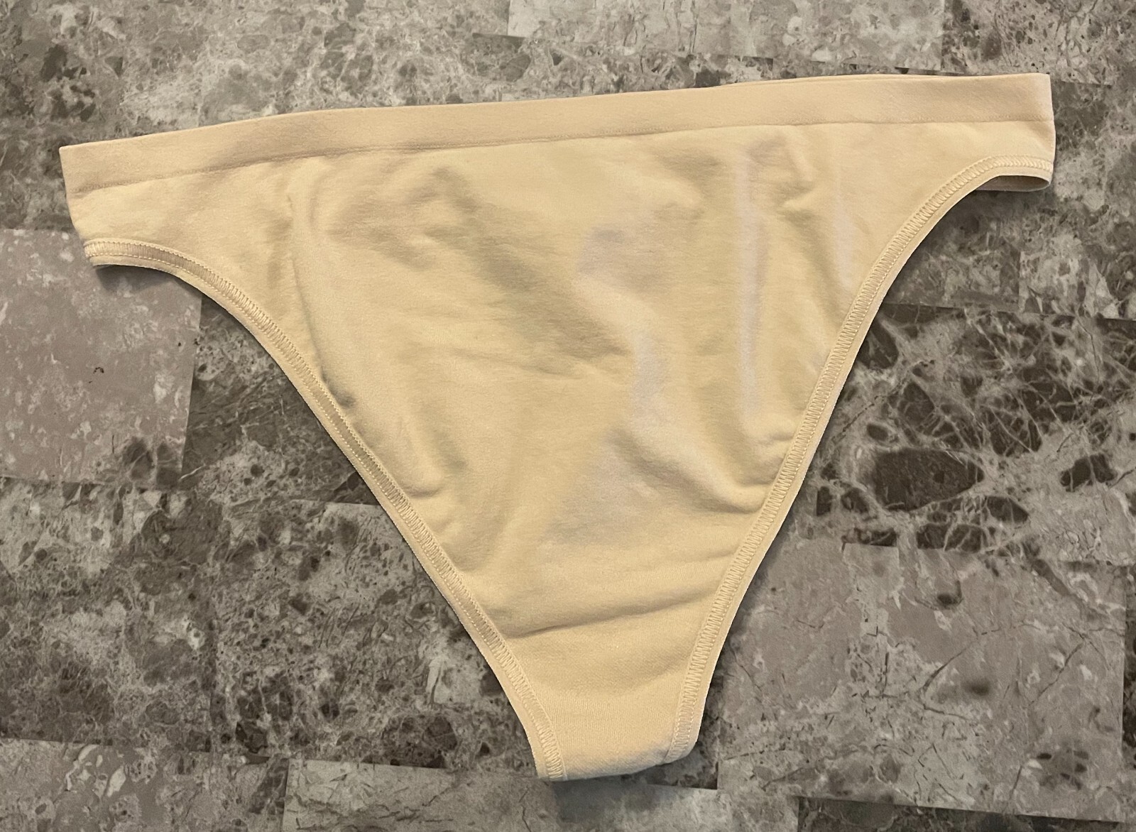 NWOT BODY BY VICTORIA’S SECRET M BEIGE NUDE SEAMLESS VINTAGE RARE THONG PANTIES