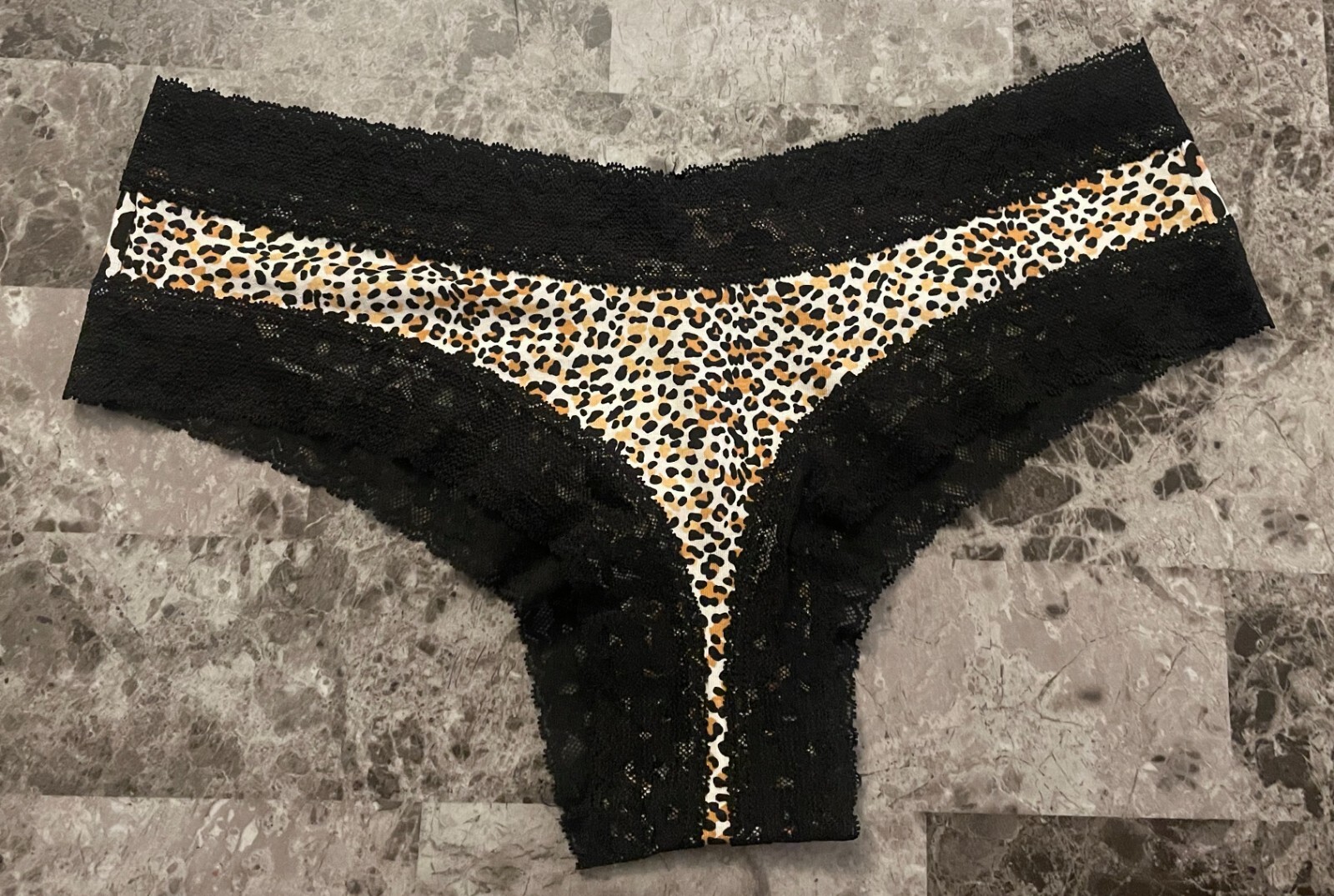 NWT VICTORIA’S SECRET MEDIUM LEOPARD CHEETAH BLACK LACE STRETCH CHEEKY PANTIES