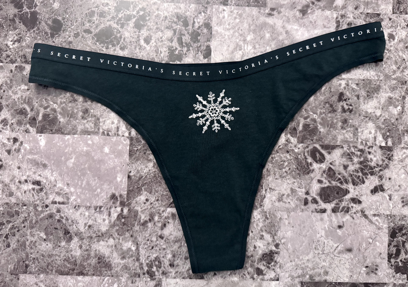NWOT VICTORIA’S SECRET LARGE GREEN EMBROIDERED SNOWFLAKE HIGH LEG THONG PANTIES