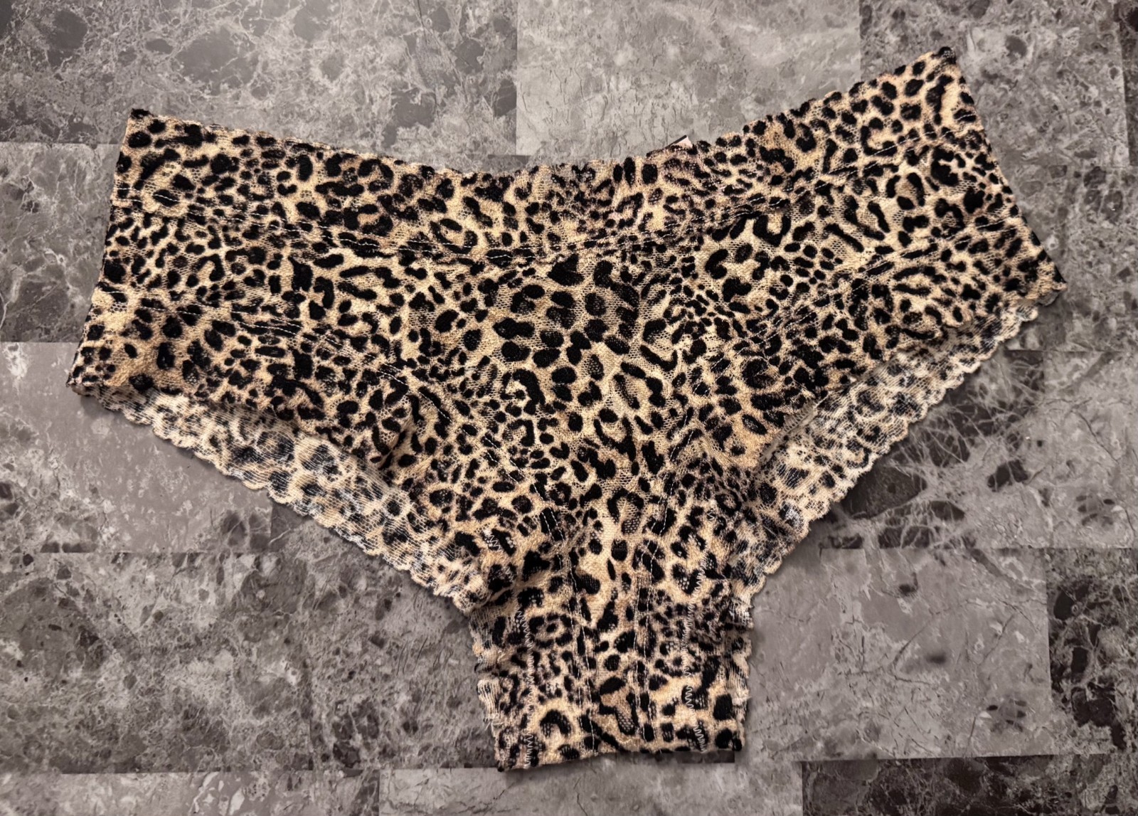 NWT VICTORIA’S SECRET MEDIUM BEIGE BLACK LEOPARD CHEETAH LACE CHEEKY PANTIES