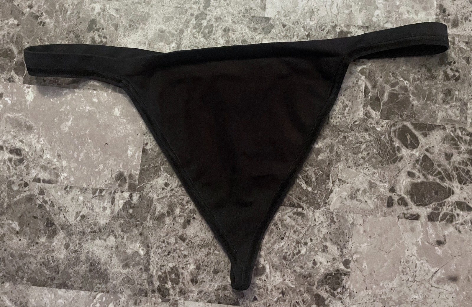 NWOT BODY BY VICTORIA’S SECRET M BLACK SEAMLESS VINTAGE RARE V STRING PANTIES