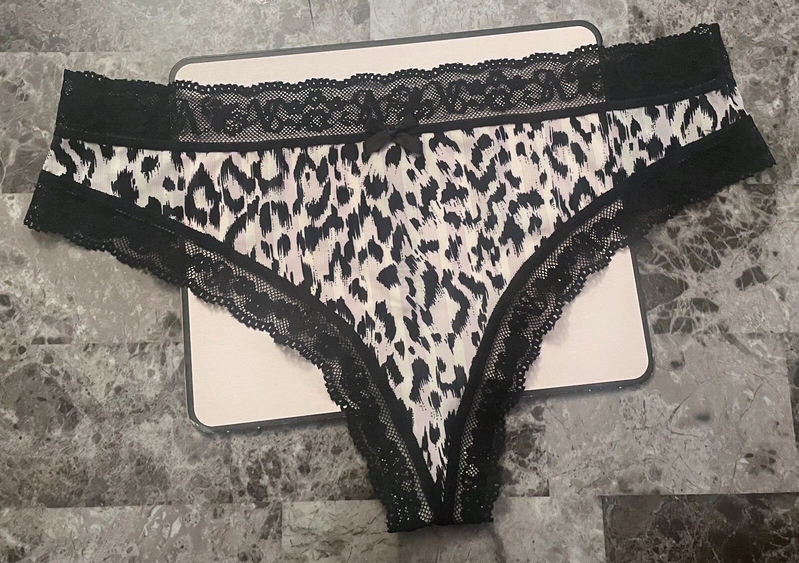 NWOT VICTORIA’S SECRET LARGE LEOPARD SMOOTH FLORAL LOGO LACE RARE THONG PANTIES