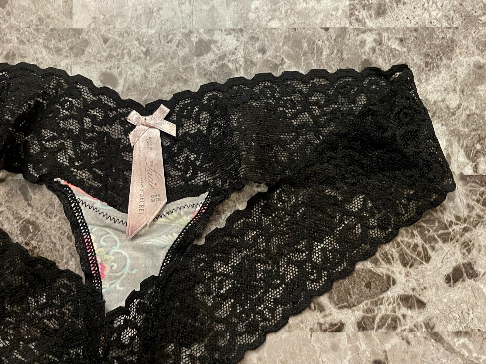 VICTORIA’S SECRET O/S TATTOO ROSE HEART SMOOTH LACIE VINTAGE RARE THONG PANTIES