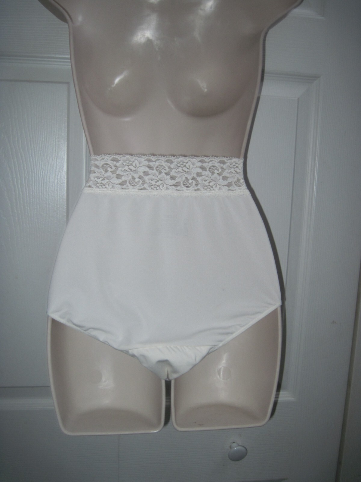 Hanes Women’s Size 8 Panties XL Beige Stretch Fabric Wide Lace Waistband