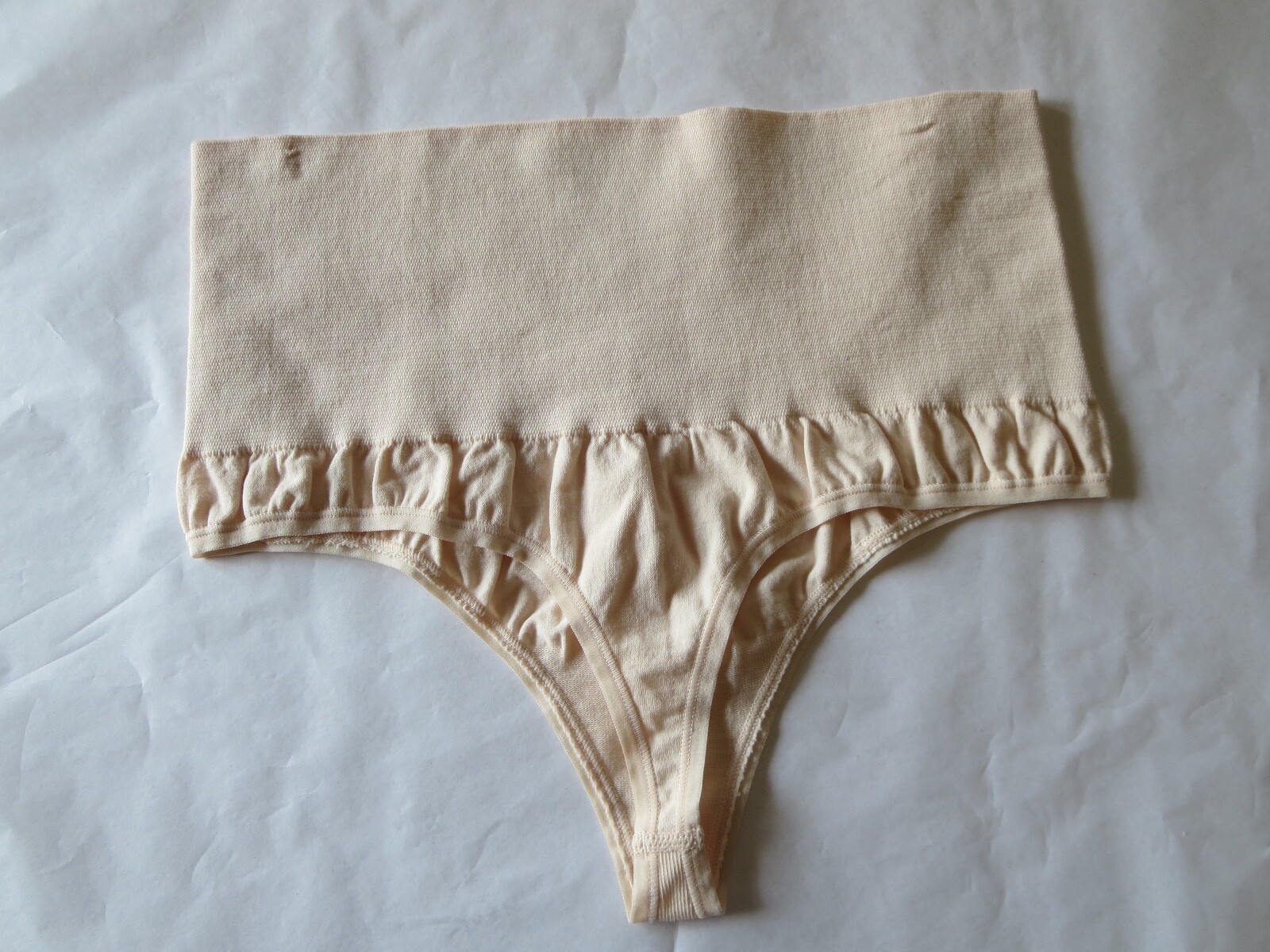 YUMMIE SEAMLESLY SHAPED THONG, FRAPPE/NATURAL, MEDIUM / LARGE, NWOT