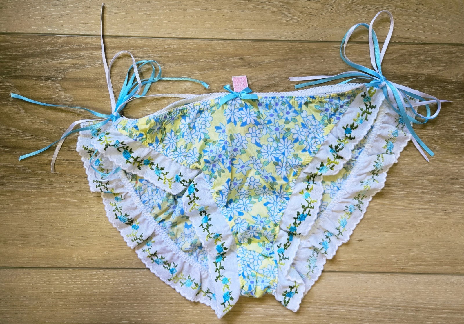 Rare Vintage Victoria’s Secret Floral Cotton Side-Tie Ruffled Bikini Panties S