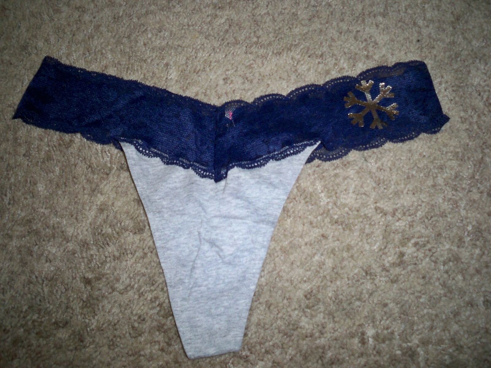 VICTORIAS SECRET THONG HOLIDAY SNOWFLAKE GRAY BLUE LACE WAIST MEDIUM NEW