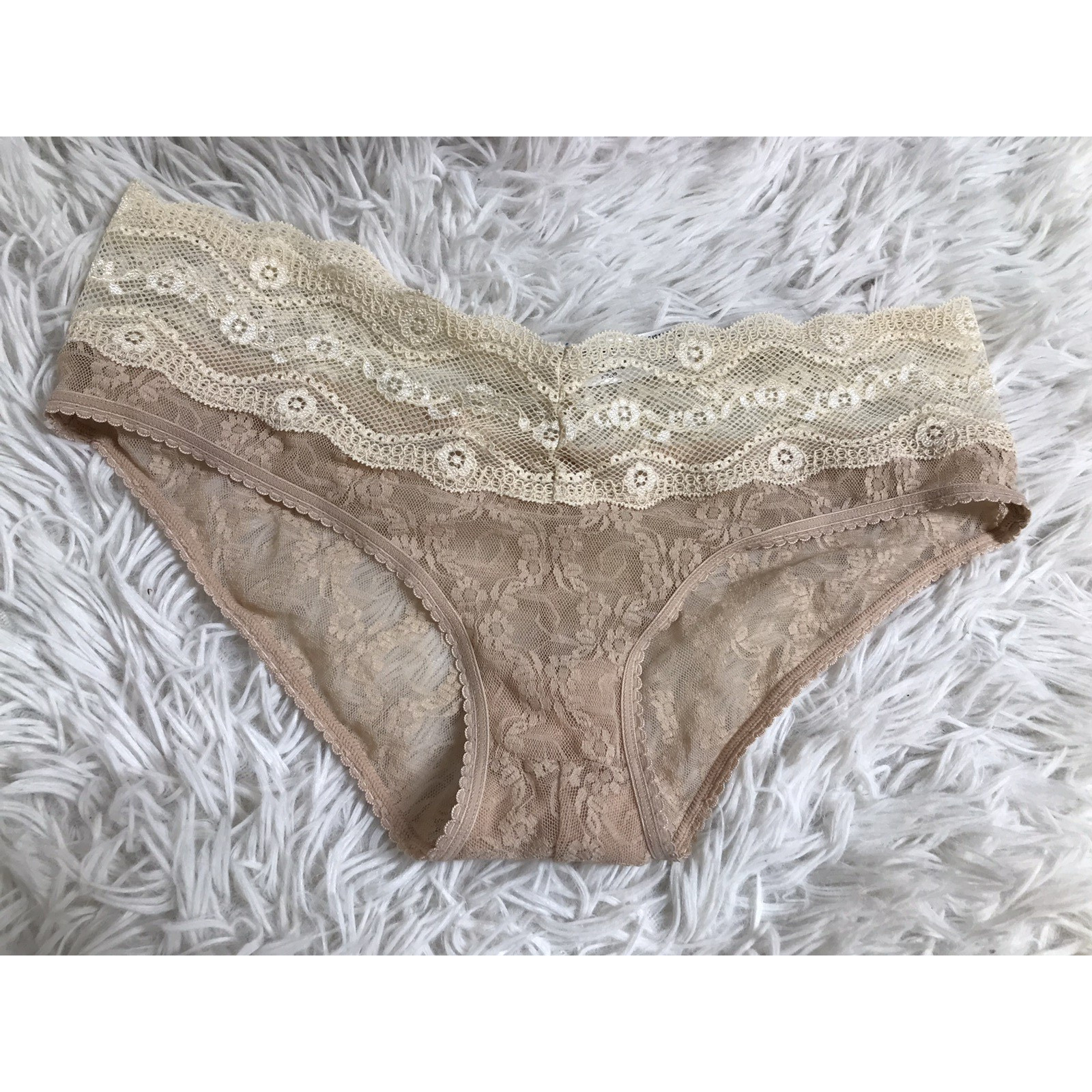 b.tempt’d by Wacoal Beige Lace Kiss Hipster Panty Underwear Cheeky Sz US S-5