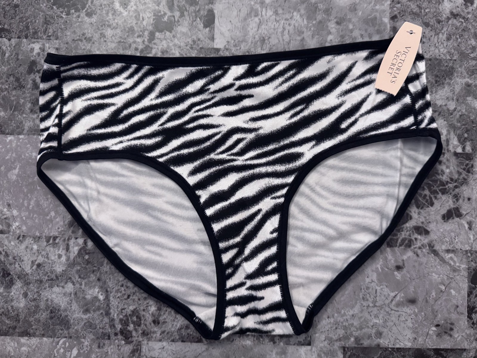 NWT VICTORIA’S SECRET FABULOUS LARGE ZEBRA STRIPE SMOOTH RARE HIPHUGGER PANTIES