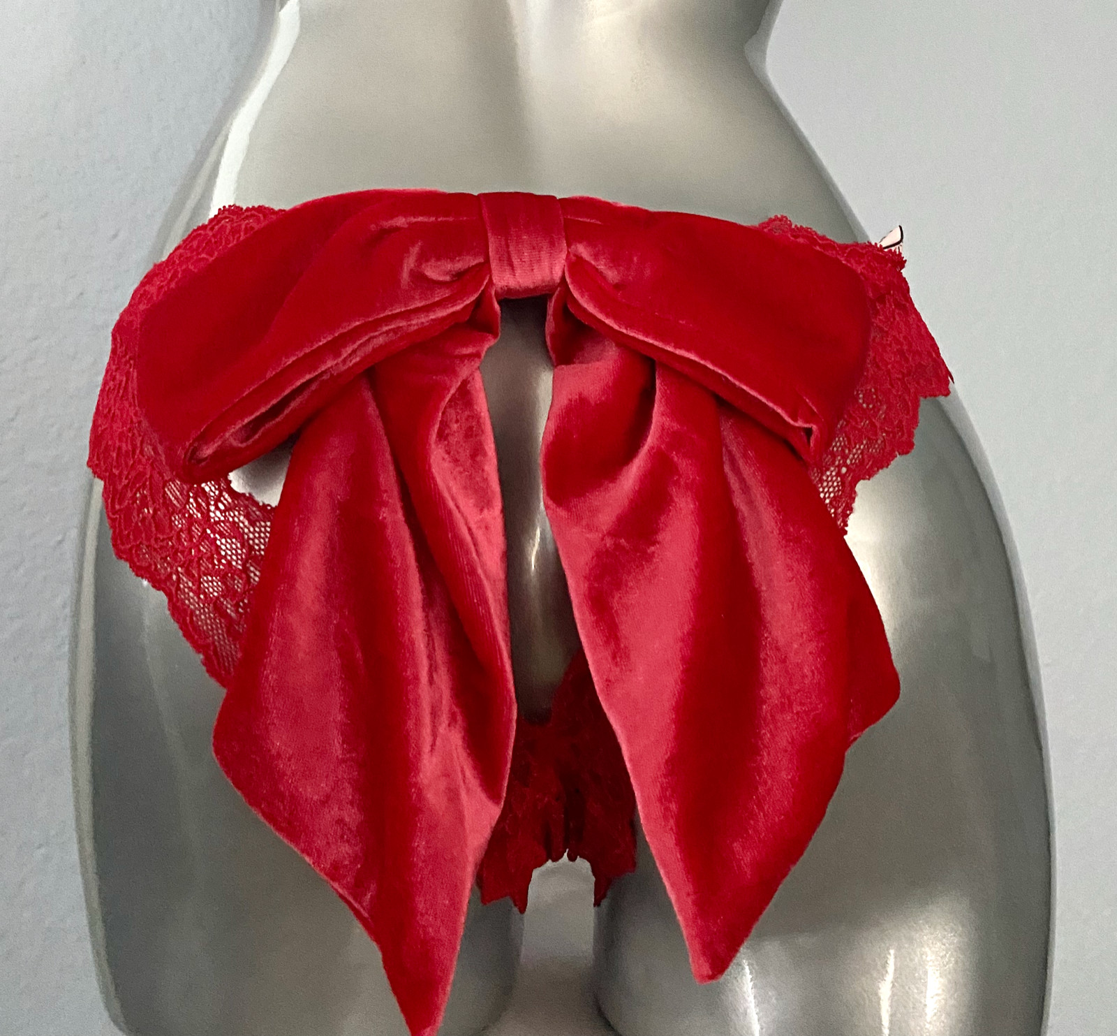 Victoria’s Secret Cheekini Panty Dream Angels Open Back Red Velvet Bow S M L XL