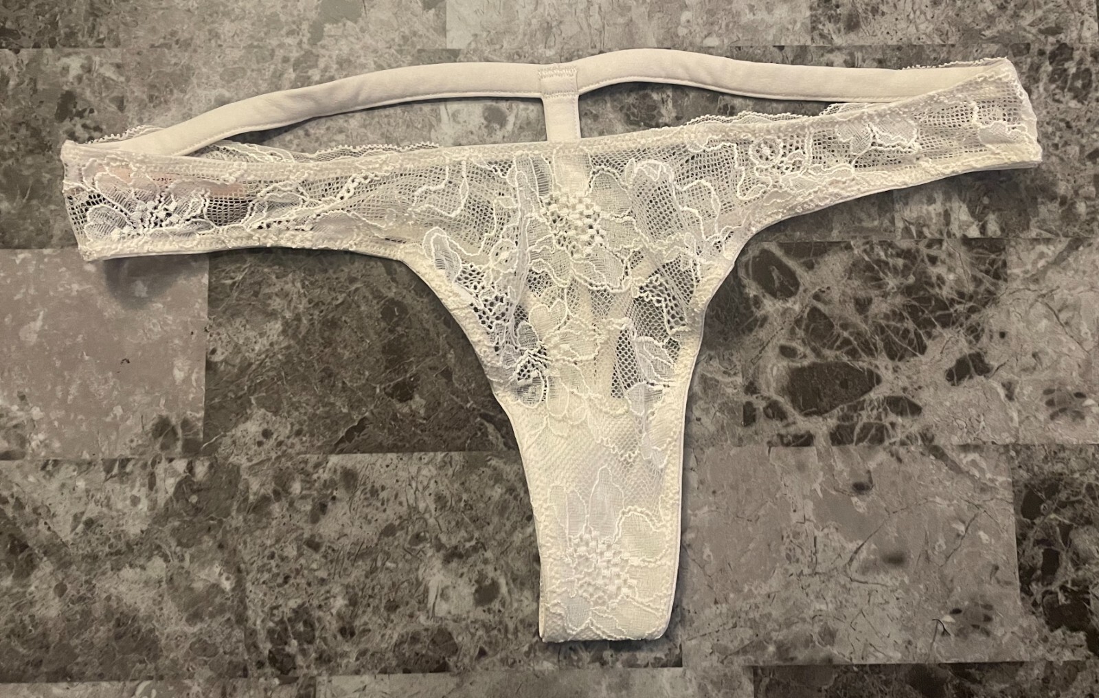 VICTORIA’S SECRET IVORY LACE CHAIN RHINESTONE SHINE STRAP T BACK THONG PANTIES