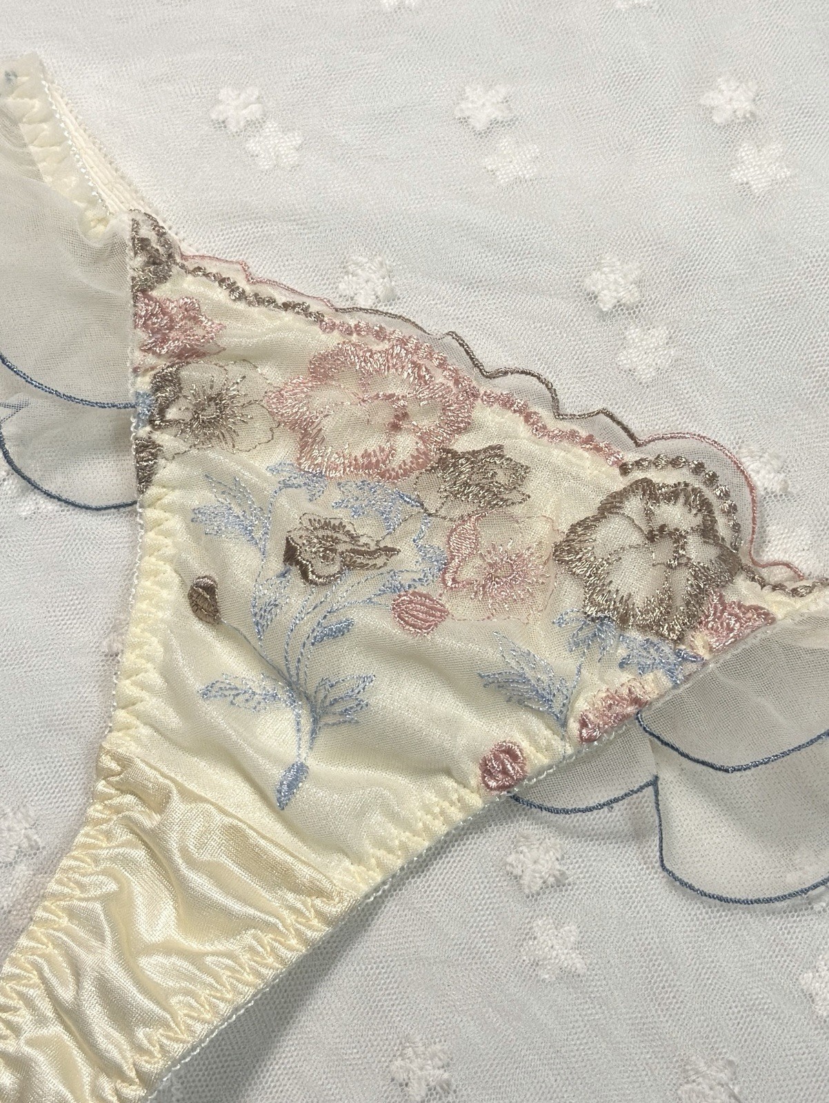 US-S/JP-M Japanese Brand 美匠 Floral Embroidered Lace Ruffle Nylon Thong Panty