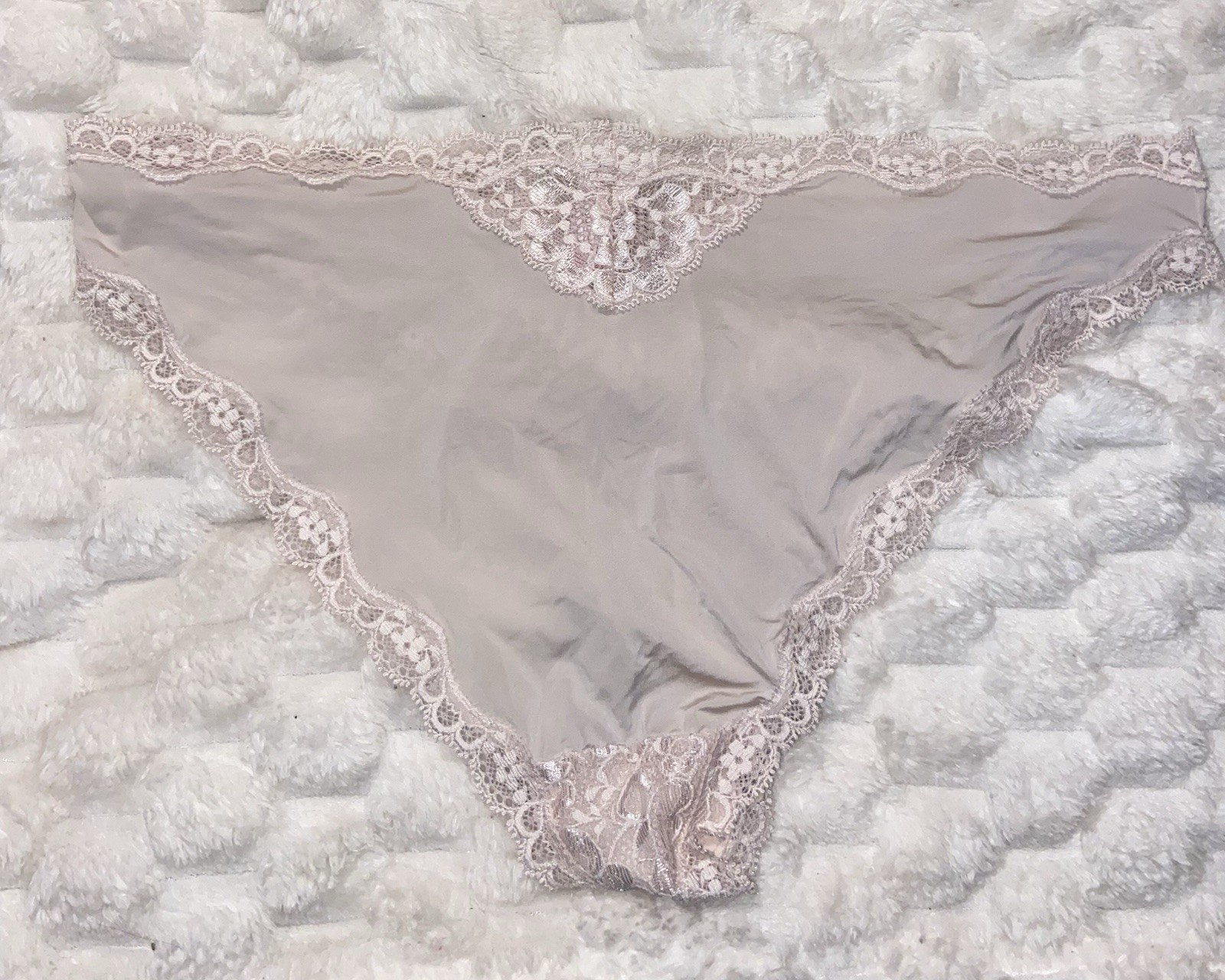 Victoria’s Secret Dream Angels Cheekini Panties L Beige Floral Lace Bow Stretch