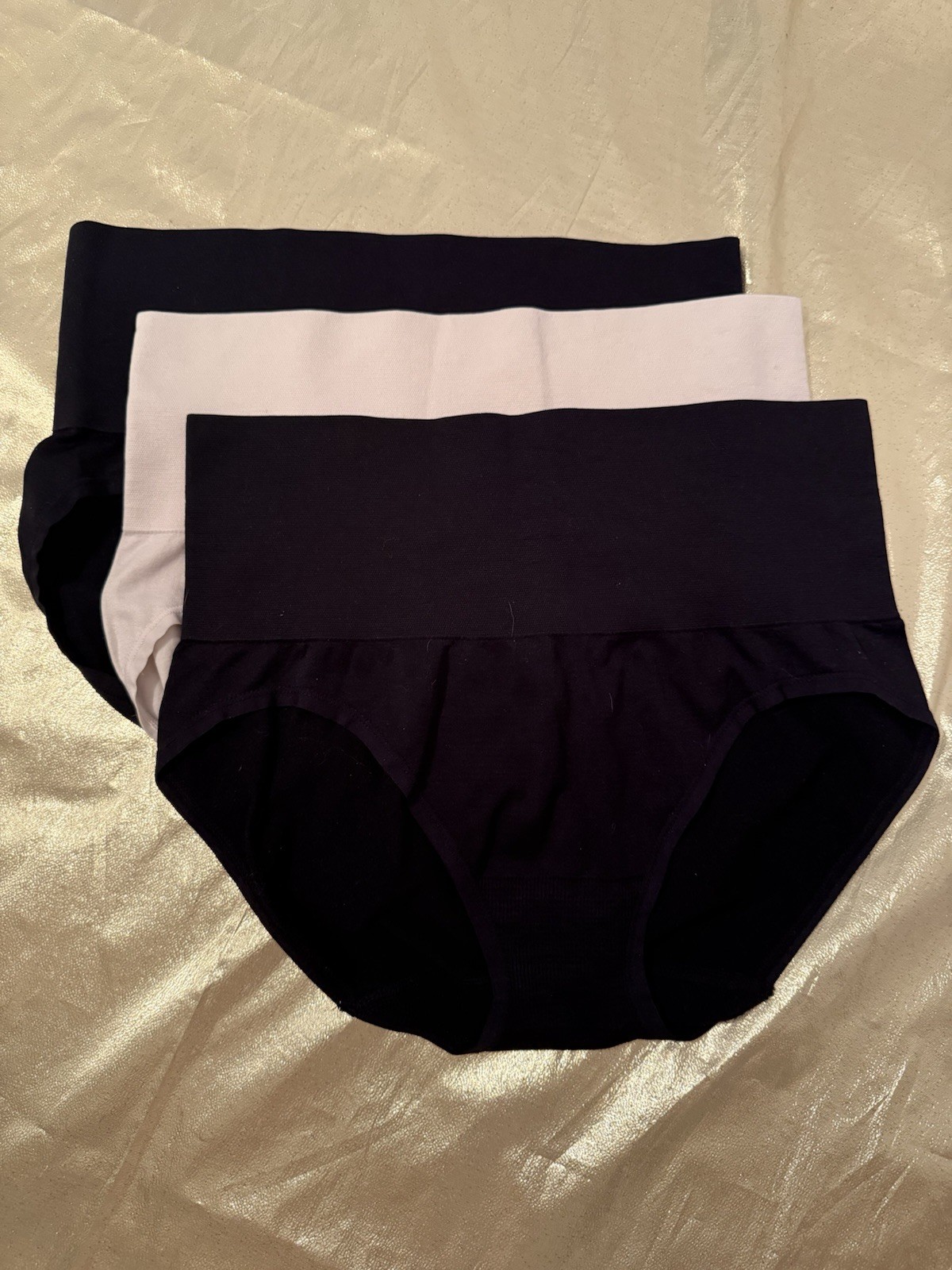 NEW 3 Pack Yummie Seamless Shaping Briefs Two Black One Beige Size Large/XLarge