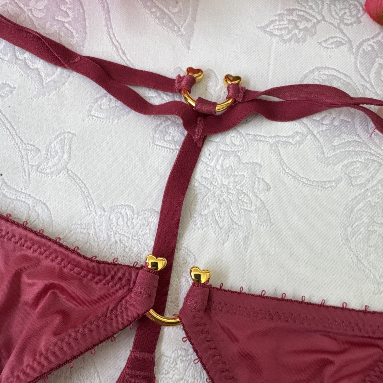 VICTORIA’S SECRET S SILKY PINK GOLD CHARM OPEN BOTTOM V STRING THONG PANTIES NWT