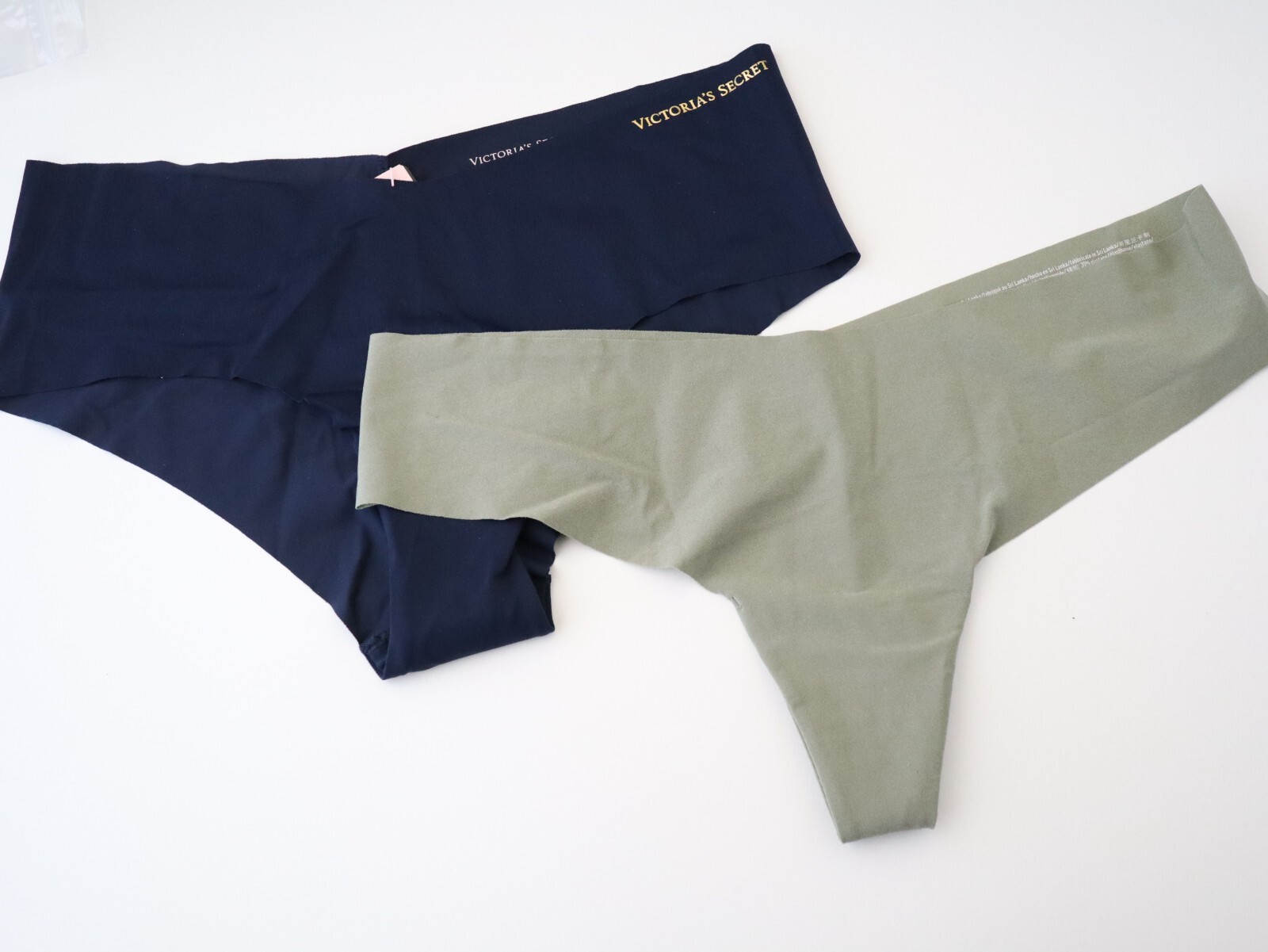 2 NEW Victoria’s Secret Seamless Laser Cut Thong Cheeky Panties Lot MEDIUM