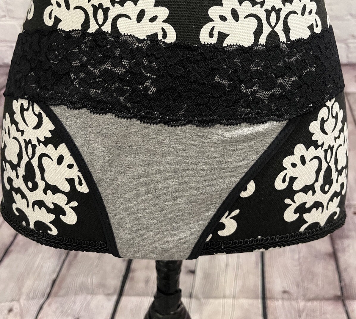 NWT La Senza Women’s Solid Black / Black & Gray Floral Laced Thongs Set Of 2 XL