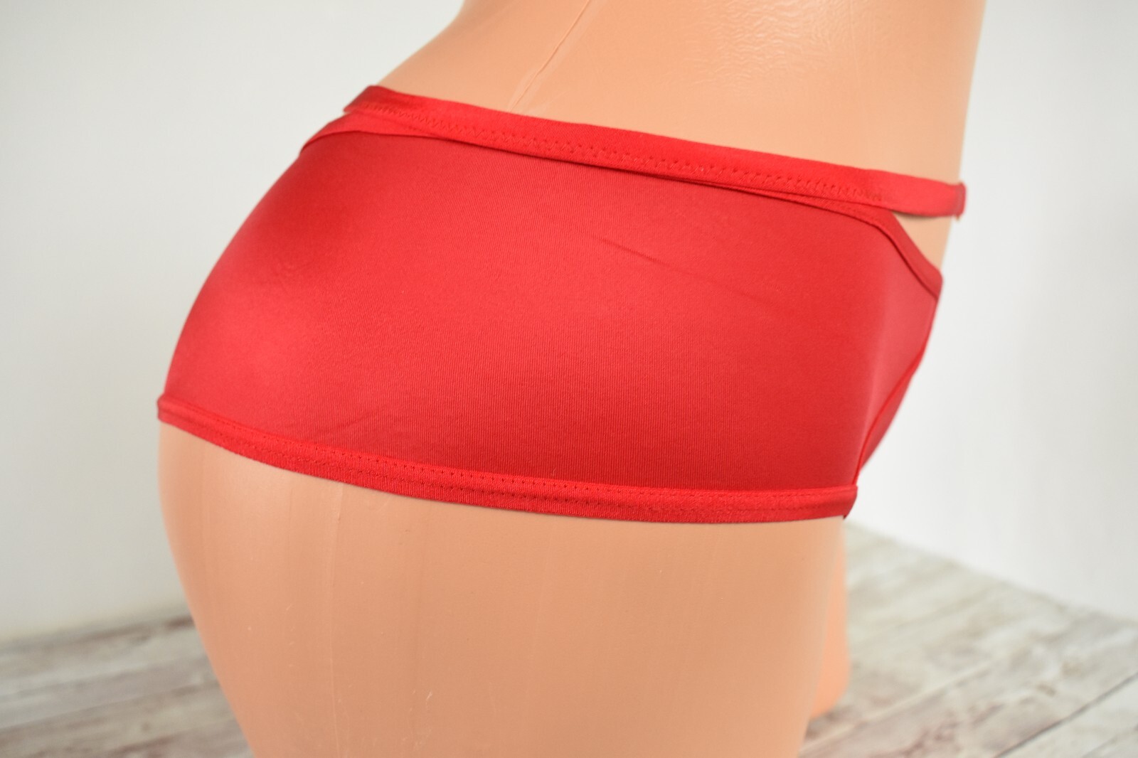 Victoria’s Secret MEDIUM *VERY SEXY* STRAPPY RINGMASTER CHEEKY *Lipstick/Red*