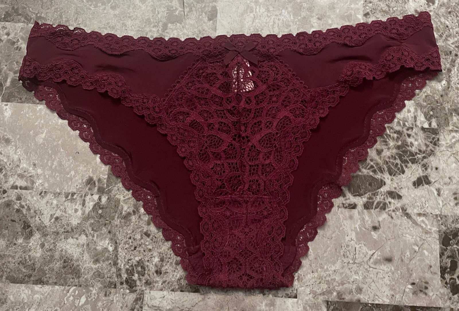VICTORIA’S SECRET DREAM ANGELS L MAROON SMOOTH FLORAL LACE RARE CHEEKINI PANTIES