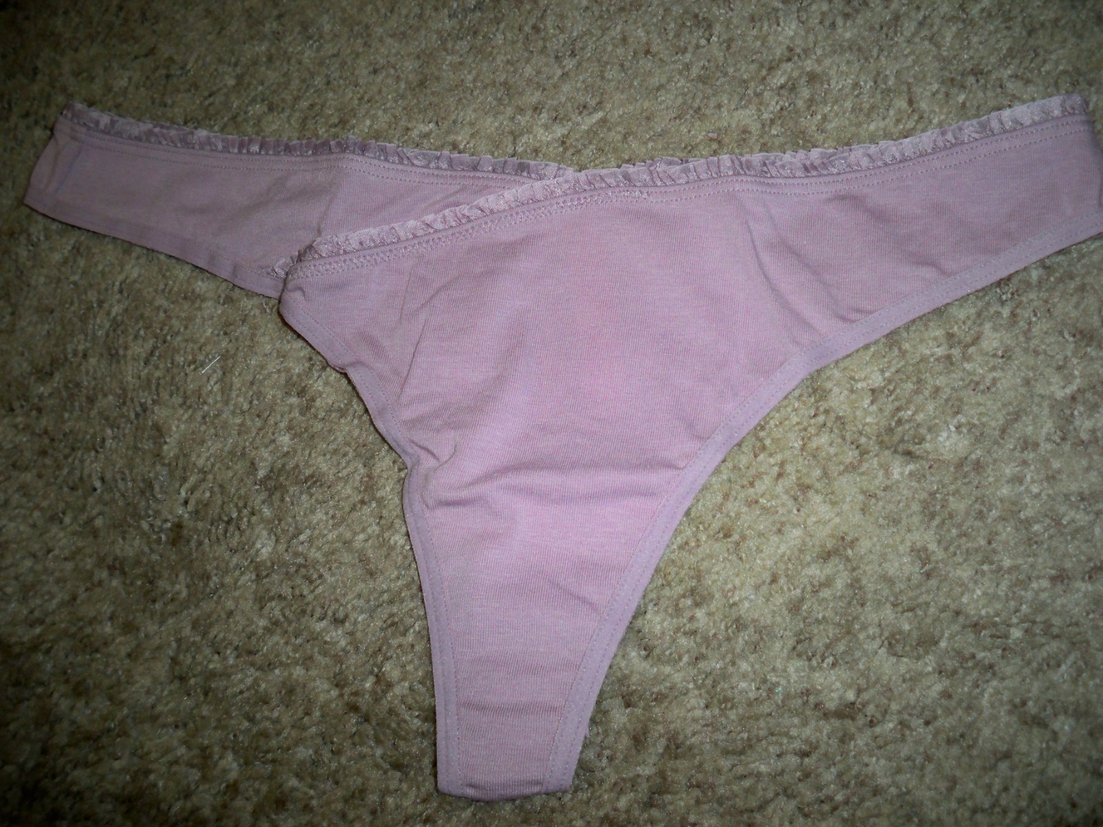 VICTORIAS SECRET THONG RUFFLE LOW RISE MAUVE PURPLE LARGE NEW