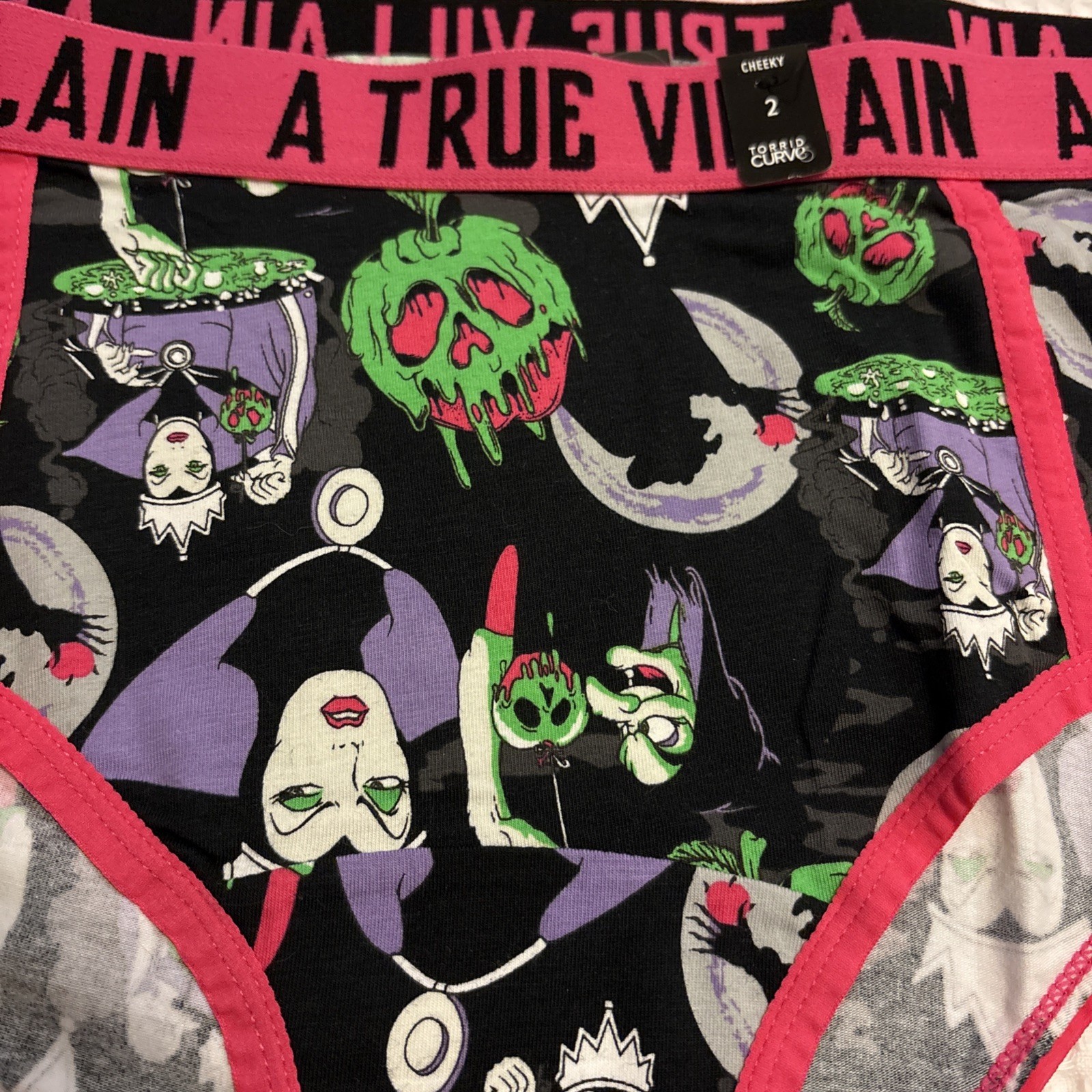 Torrid DISNEY 💜 VILLAINS POISON APPLE Black Cheeky Panty Size 2 18/20 NWT NIP