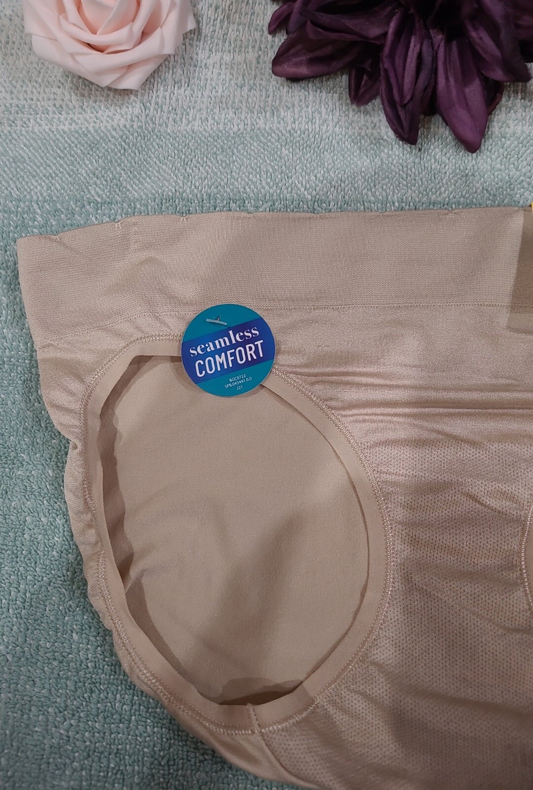 NWT Vanity Fair No Pinch No Show Bikini Panties 18217 Seamless Comfort Size 6/M