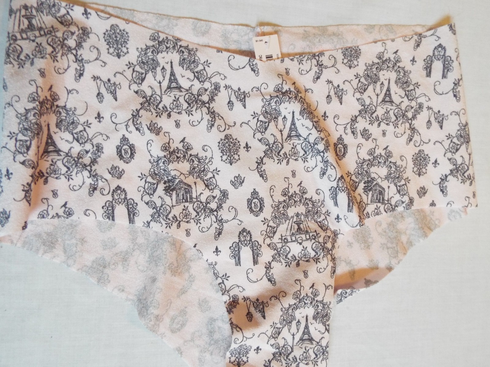 Victoria’s Secret No Show Cheeky Panty Color Pink Toile Size MED New with tags