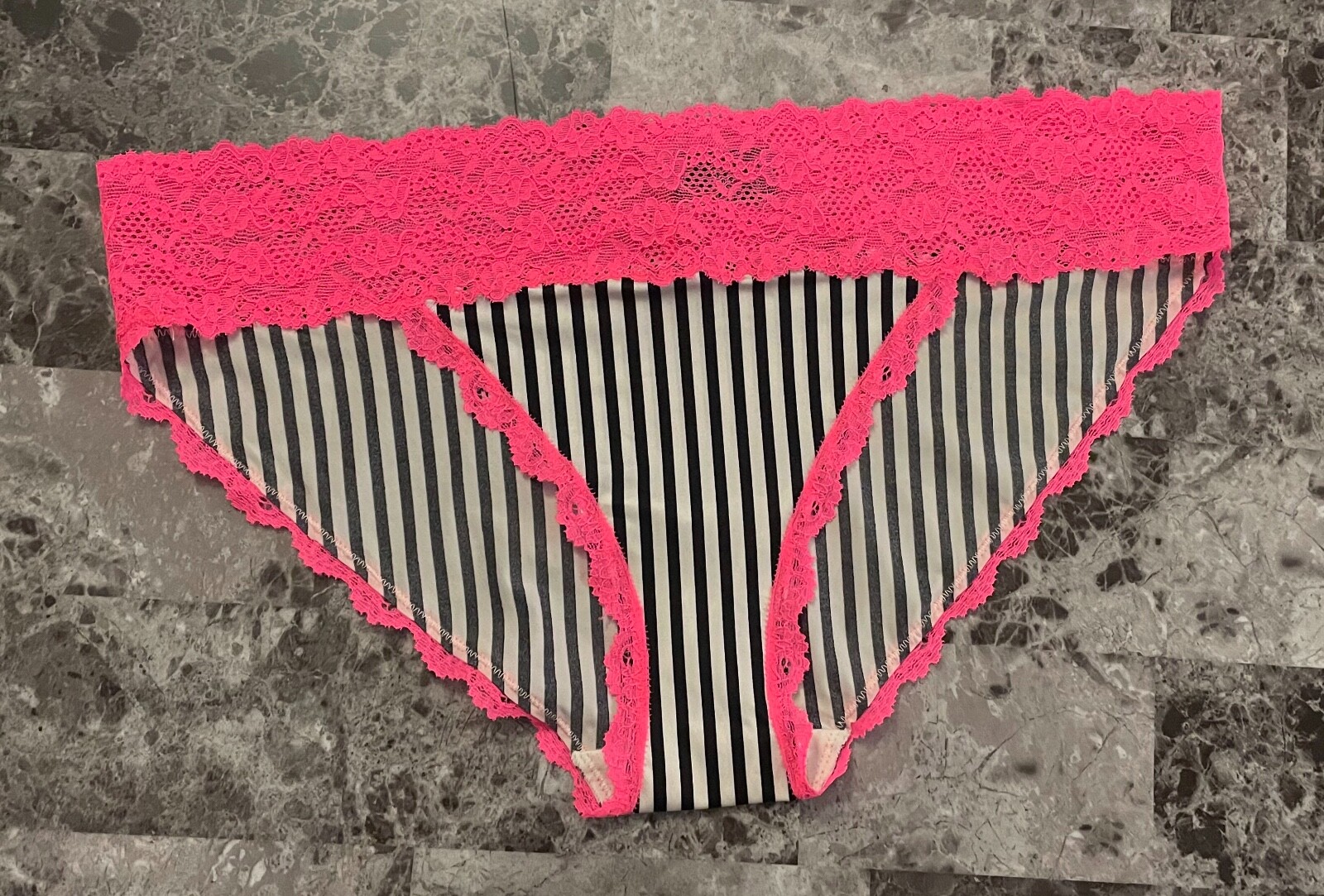 NWOT VICTORIA’S SECRET L SMOOTH BLACK WHITE STRIPE PINK LACE RARE BIKINI PANTIES