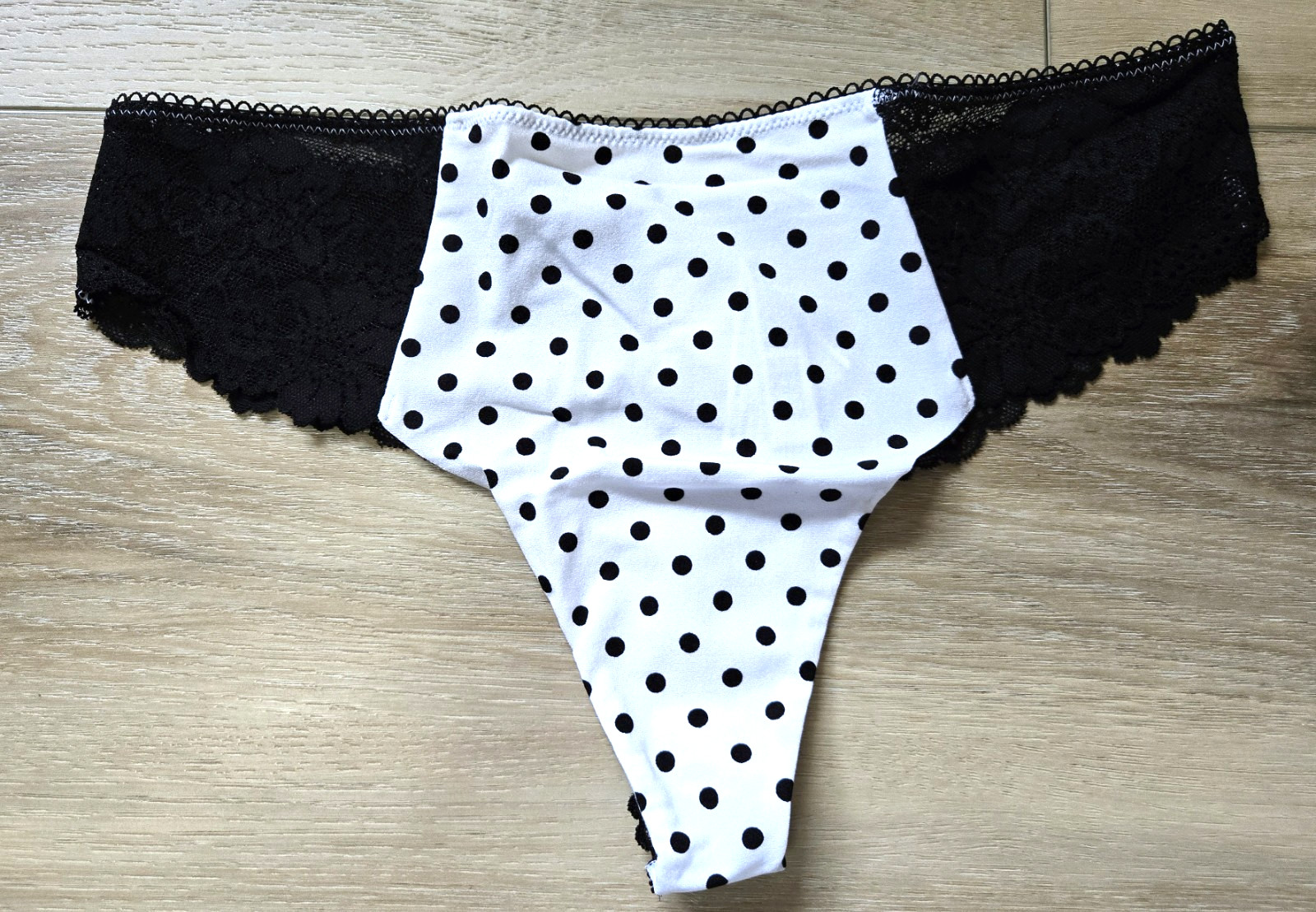 NWT Victoria’s Secret PINK Polka-Dot Smooth Front Lace Back Thong String Panty L