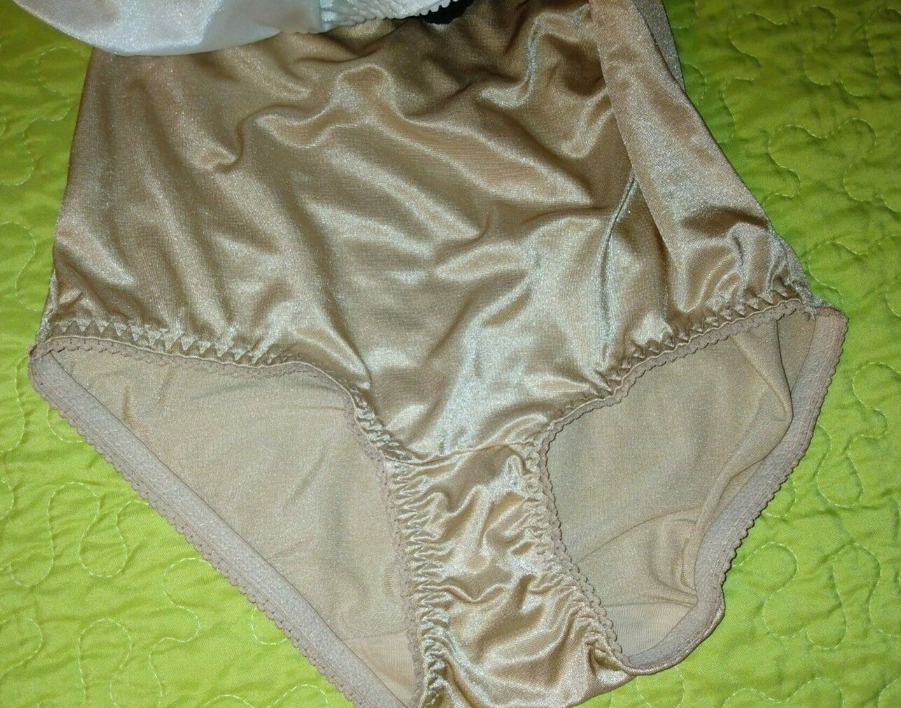 NEW Vanity Fair 3 Pack RADIANT Undershapers Brief Panties S/5 3440301 W/TAG