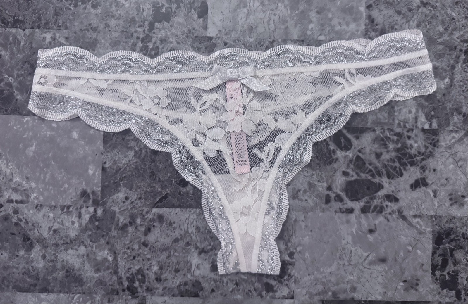 VICTORIA’S SECRET DREAM ANGELS SMALL WHITE SILVER FLORAL LACE RARE THONG PANTIES