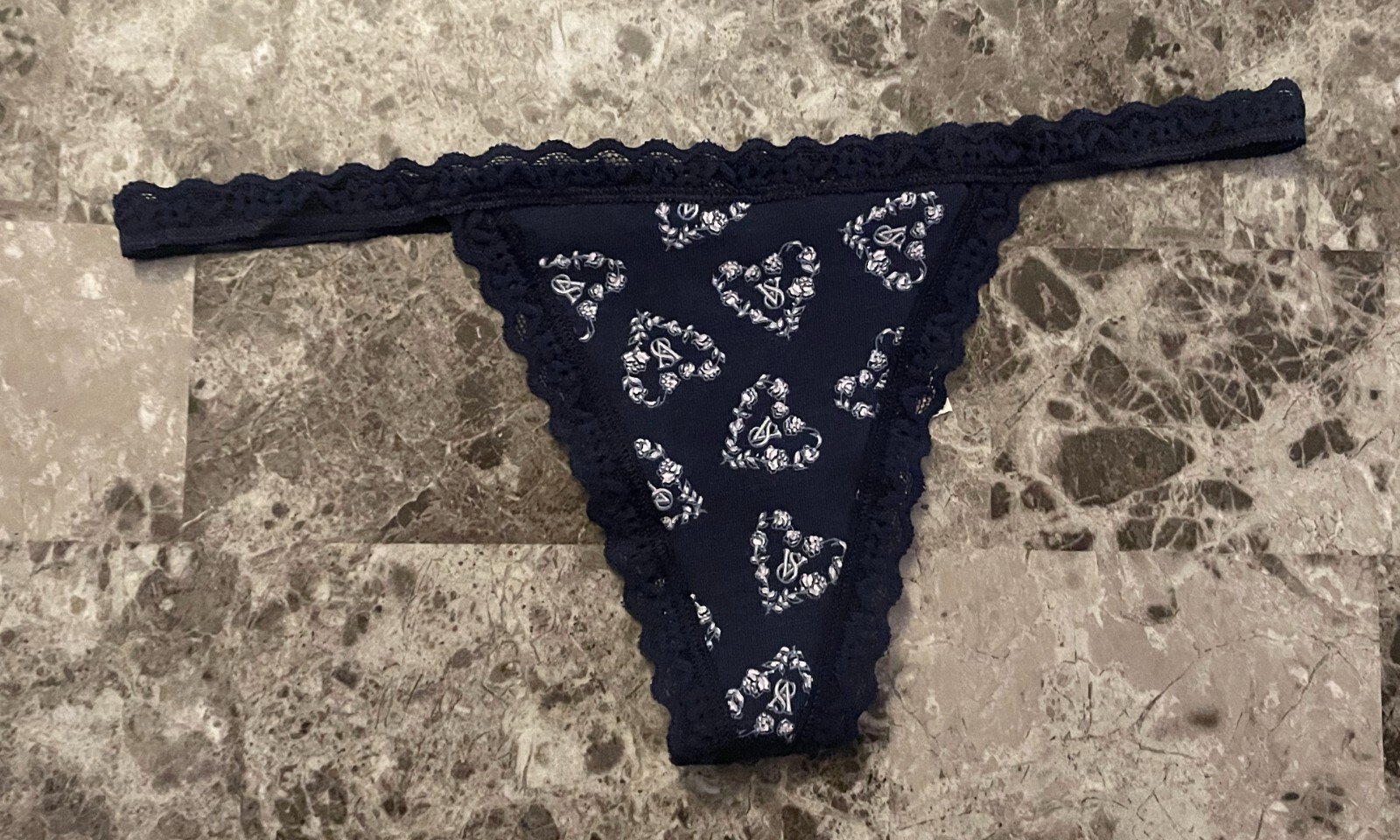 NWT VICTORIA’S SECRET NAVY BLUE ROSE FLORAL HEART LACE V STRING THONG PANTIES