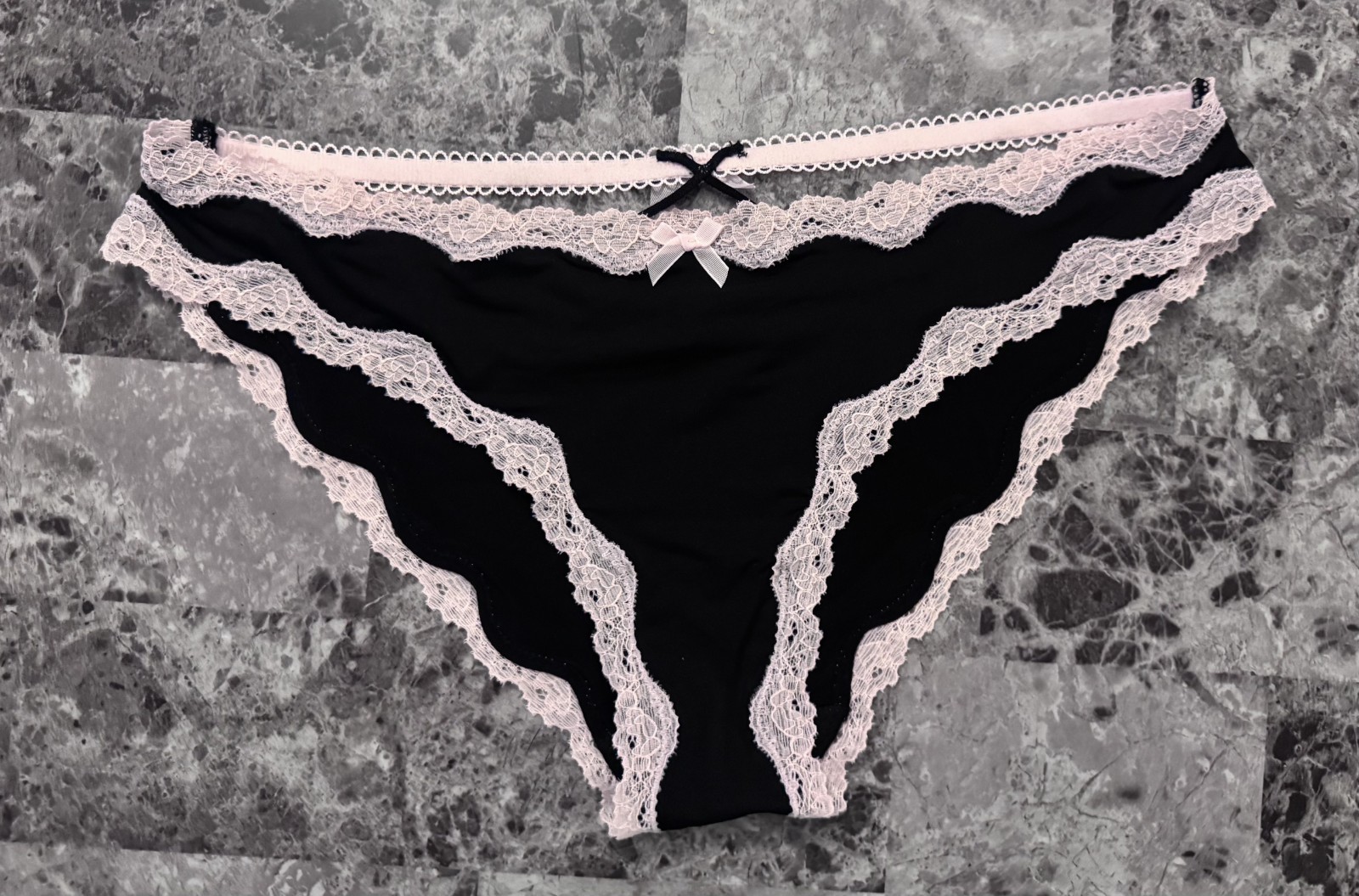 VICTORIA’S SECRET DREAM ANGELS M BLACK SMOOTH LACE STRAPPY RARE CHEEKINI PANTIES