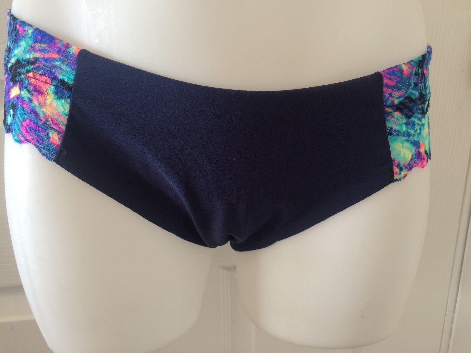 NWT Victorias Secret PINK SEAMLESS NONE SHOW PANTY LARGE