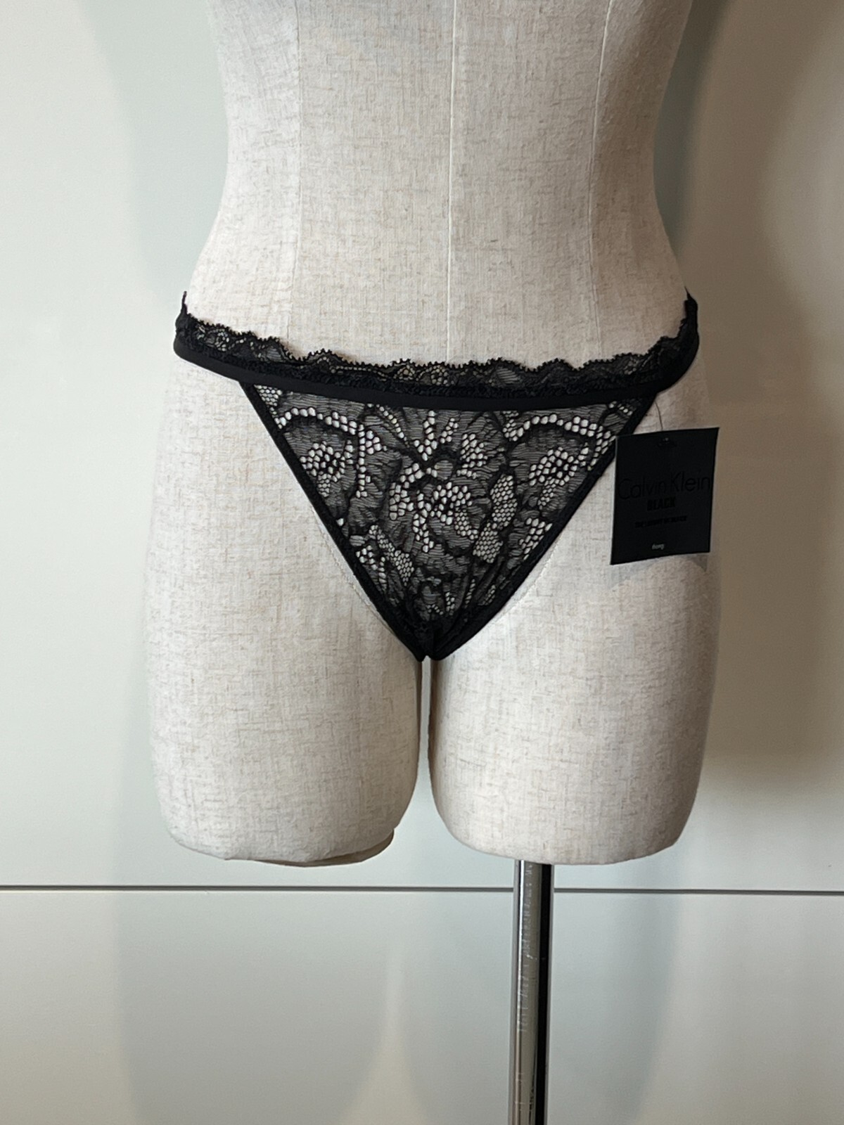 CALVIN KLEIN NWT$34.95 F3689 BLACK LACE STRETCH STRING THONG M/12AUST-UK/8US
