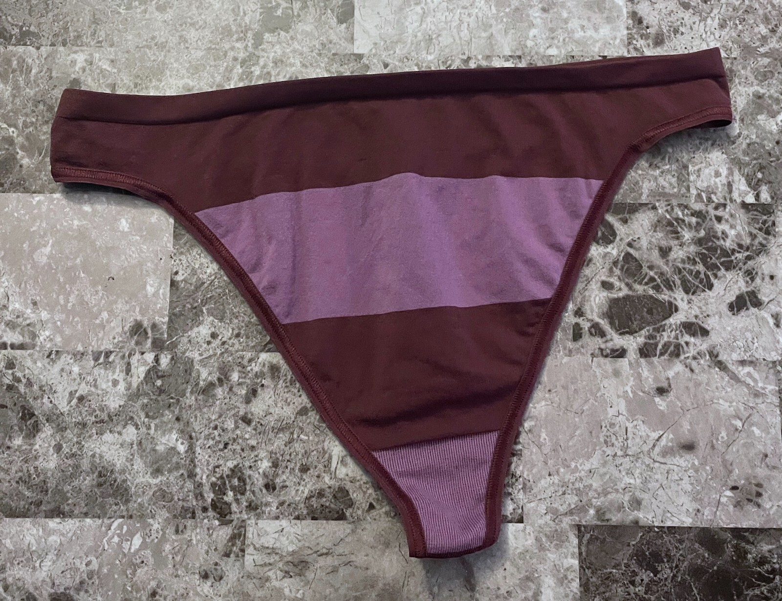 BODY BY VICTORIA’S SECRET L PURPLE STRIPE SEAMLESS VINTAGE RARE THONG PANTIES