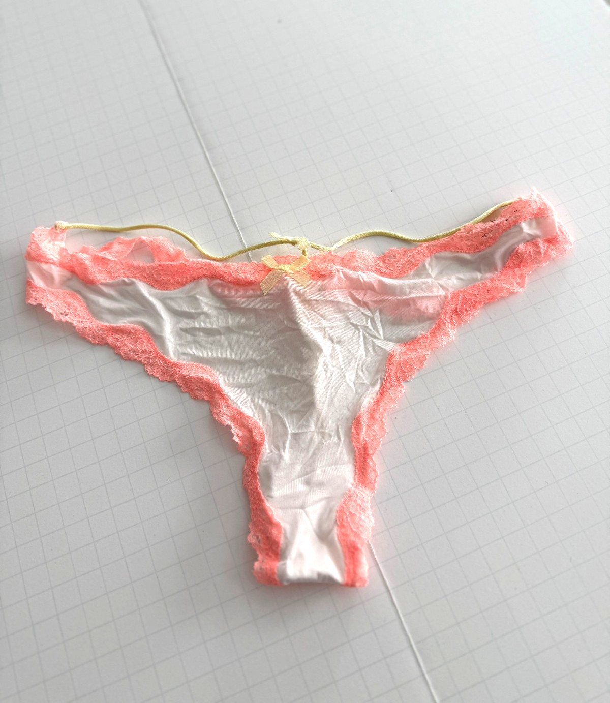 Victoria’s Secret Dream Angels Lace-Trim T-Back Thong Panty Coral Lace