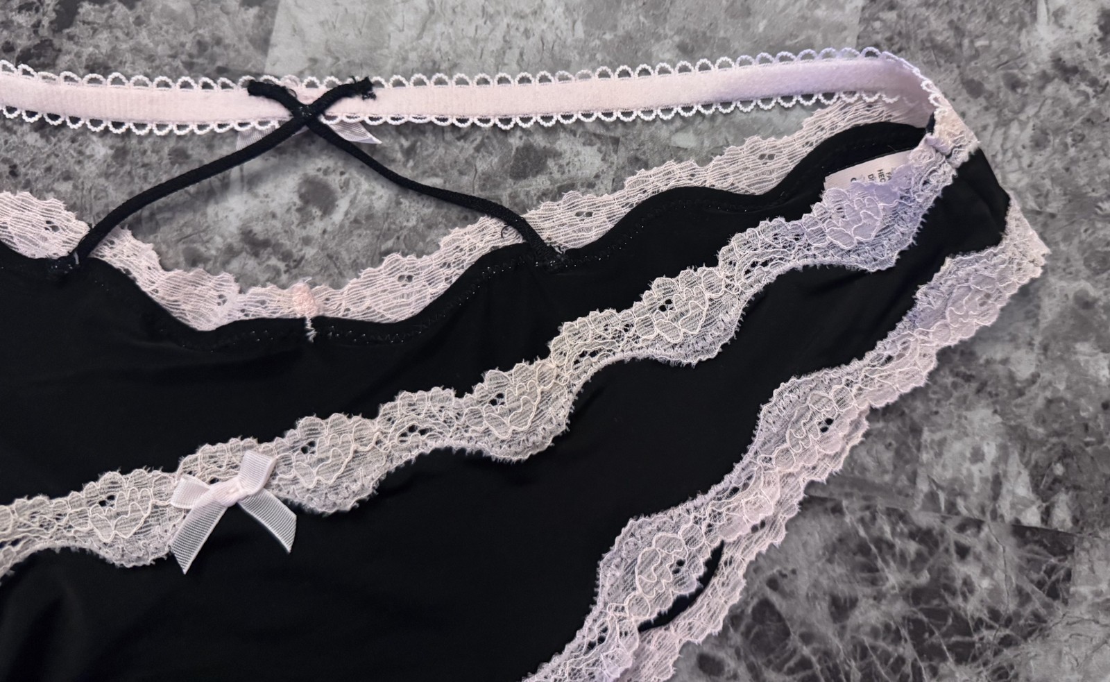 VICTORIA’S SECRET DREAM ANGELS M BLACK SMOOTH LACE STRAPPY RARE CHEEKINI PANTIES