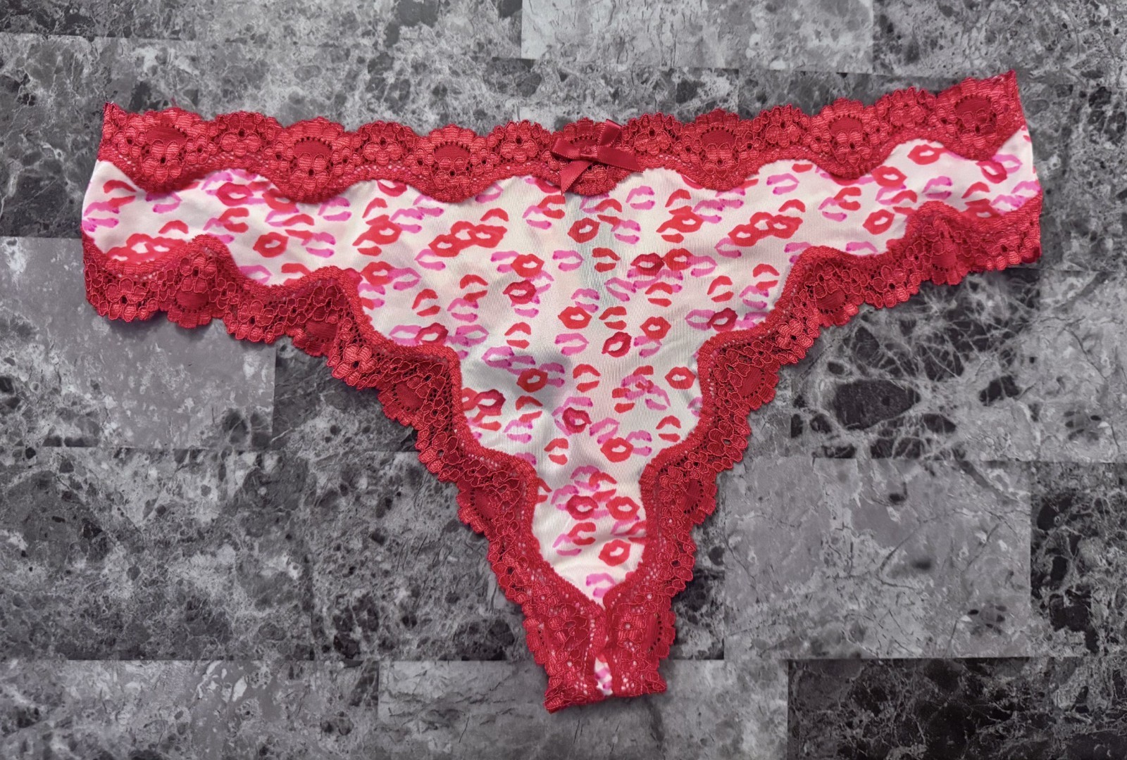 NWOT VICTORIA’S SECRET L SATIN SMOOTH PINK RED LIPS KISS LACE RARE THONG PANTIES