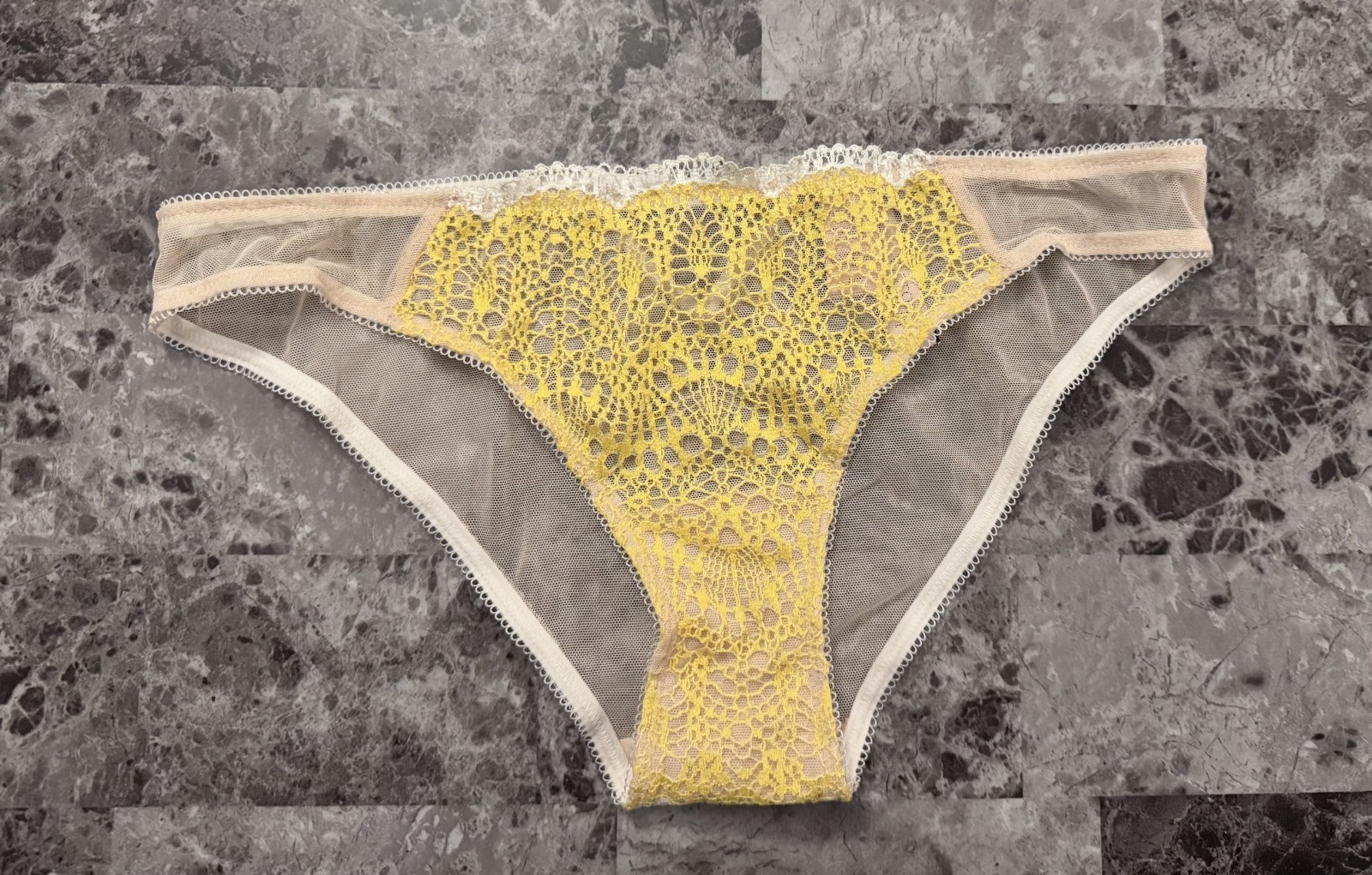 NWT VICTORIA’S SECRET SMALL YELLOW CROCHET LACE NUDE MESH RARE CHEEKINI PANTIES