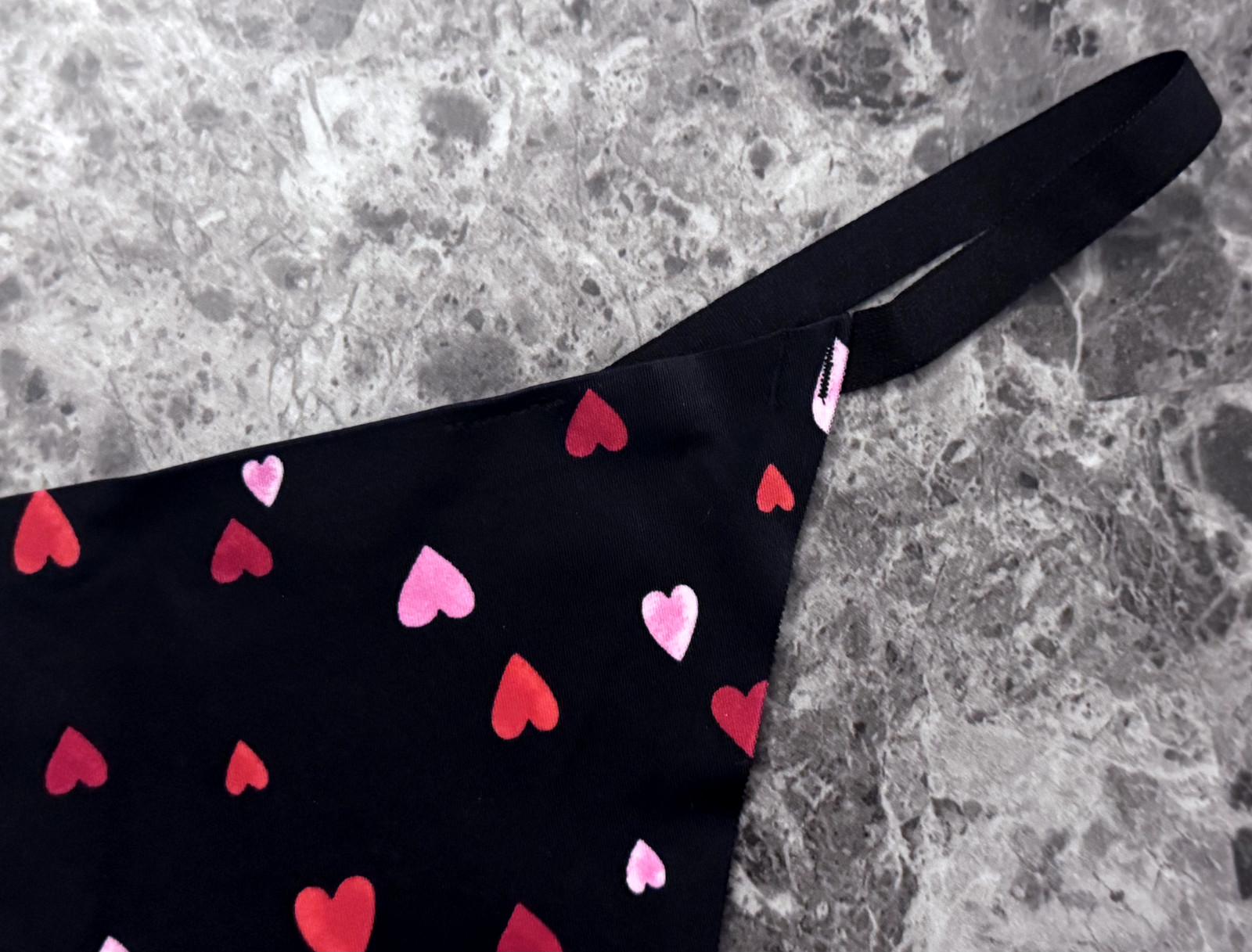 NWT VICTORIA’S SECRET PINK RED HEART BONDED EDGE NO SHOW V STRING PANTIES