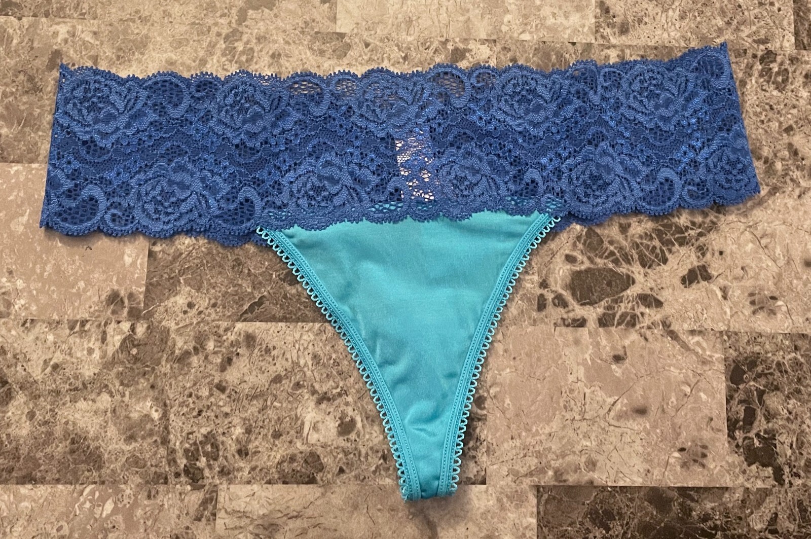 NWT VICTORIA’S SECRET MEDIUM BLUE SMOOTH LACE VINTAGE RARE THONG PANTIES