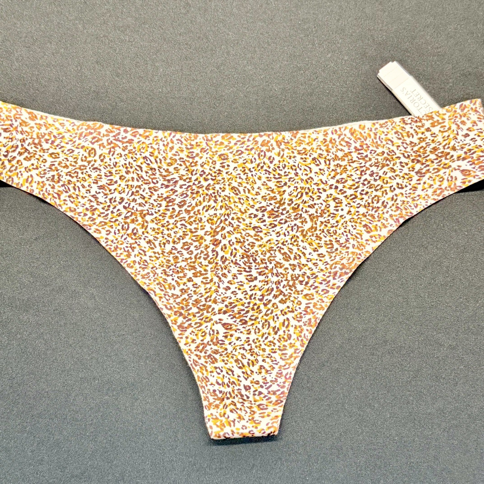 NWT Vintage Victoria’s Secret No Show Sexy Thong Leopard Print Smooth Medium ’16