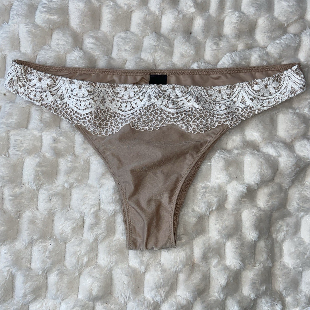 Victoria’s Secret Very Sexy Thong Panties M Beige White Lace Trim Stretch Solid