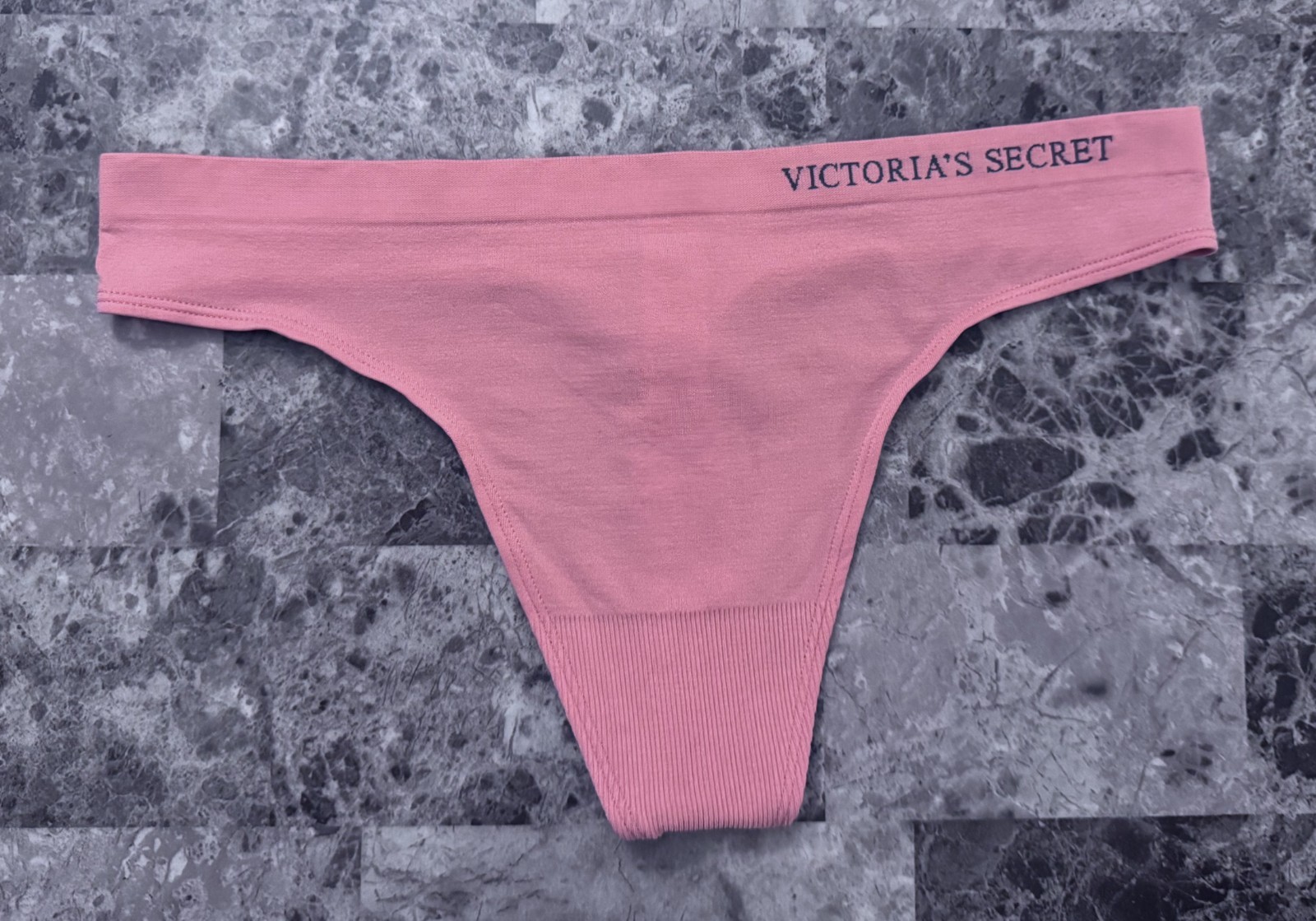 NWT VICTORIA’S SECRET MEDIUM PINK STRETCH RARE SEAMLESS THONG PANTIES