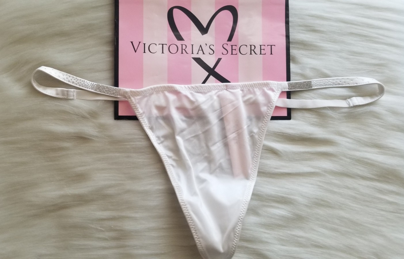 VICTORIA’S SECRET SCATTERED SHINE STRAP SMOOTH V-STRING PANTY COCONUT WHITE LARG