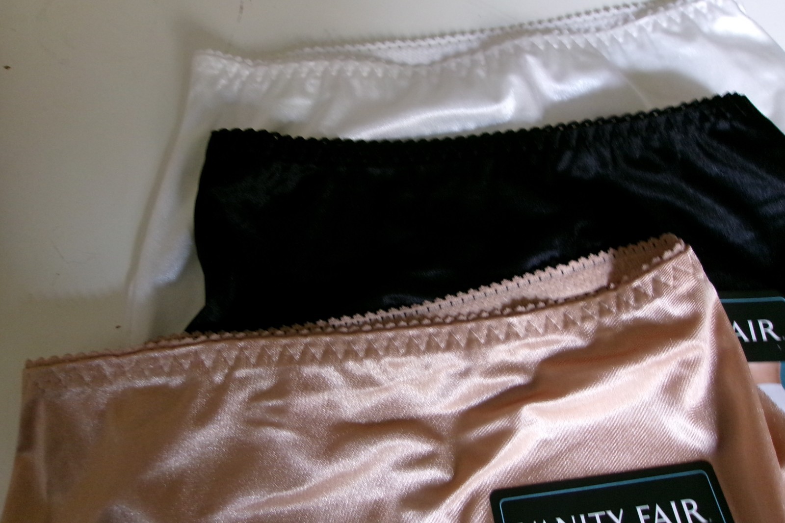 Three Vanity Fair Second skin shaping Brief size 5 Black and beige Style 40301