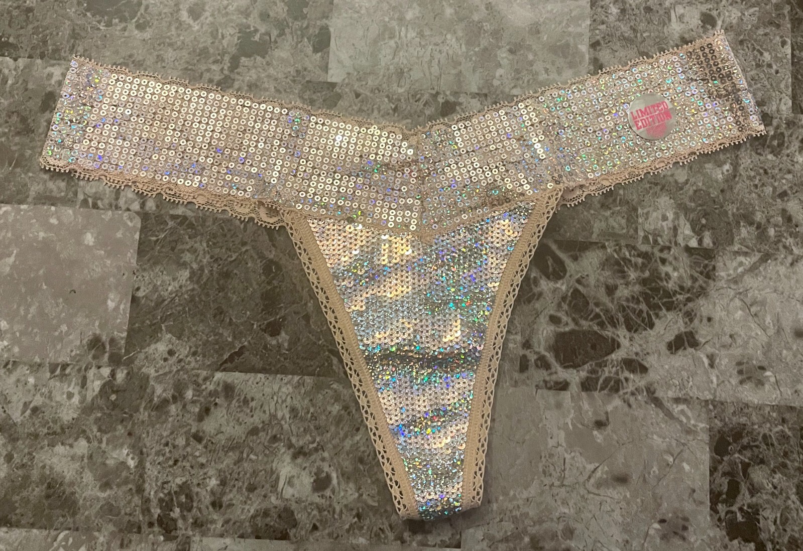 NWT VICTORIA’S SECRET PINK M HOLOGRAPHIC SEQUIN LACE VINTAGE RARE THONG PANTIES